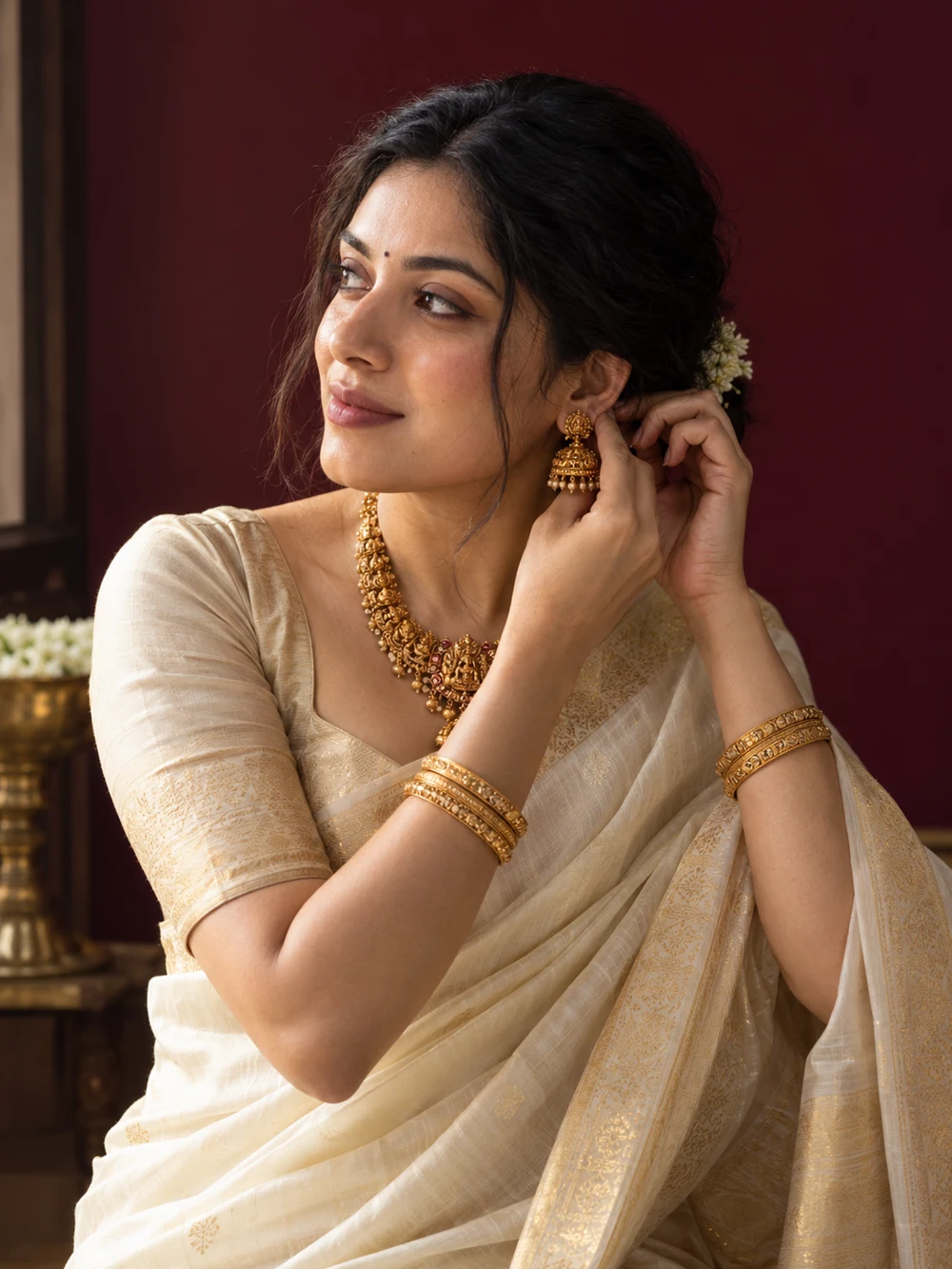 Gold jewellery styled with an ivory saree — Shreeji Jewellery Gold jewellery styled with an ivory saree — Shreeji Jewellery